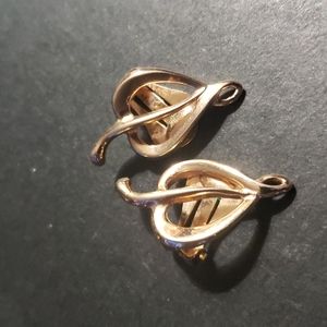 Vintage gold toned clip on earrings.